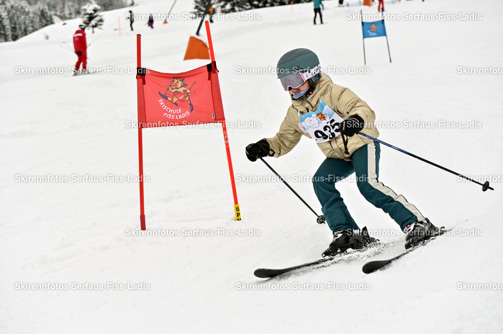 SRF_20.02.2026_1256 | Skirennfotos,Serfaus,Fiss,Ladis,Kinderskirennen,Winter,Tirol,Oberland,skirace,SFL,feelfree,weil wir's genießen,ski,Ski,skifahren,Sonnenplateau, - Realisiert mit Pictrs.com