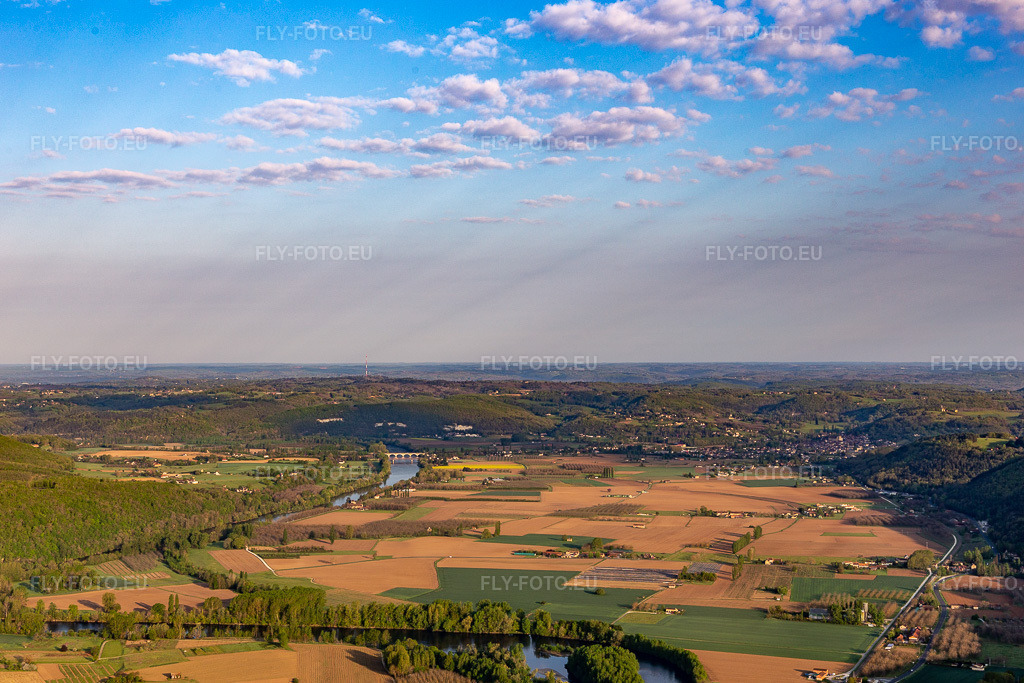 Vue aérienne: Vue de la ville à Saint-Vincent-de-Cosse dans le département Dordogne, France – .Photo: IMG_113713.jpg prise le 20/04/2019 par Werner Riehm/FLY-FOTO.eu – Résolution de l'original: 5303 x 3535 px