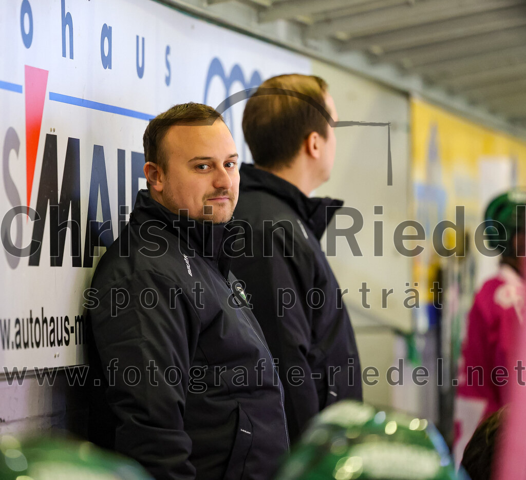 2025-10-05_015_TSV_Erding_gegen_Heilbronner_Falken | Erding, Deutschland, 05.10.2025:Eishockey, Oberliga Süd 2025 / 2026, 6. Spieltag, TSV Erding gegen Heilbronner Falken, Endergebnis: 3:1Co-Trainer Maximilian Helling (Erding Gladiators)Foto: Christian Riedel / fotografie-riedel.net