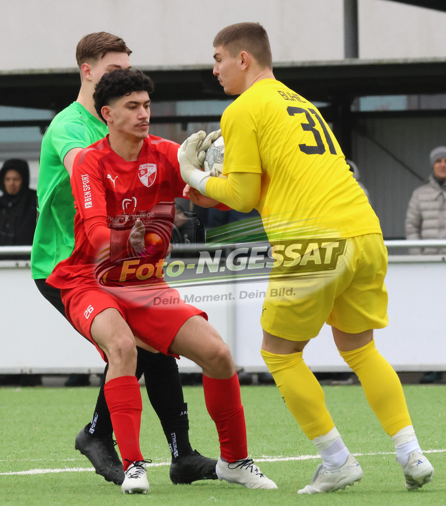 SV Rödinghausen - FC Iserlohn | Auf dem Bild zu sehen: grün SV Rödinghausen: Lukas Becker ; rot FC Iserlohn v.l.: Orhan Kocak, Antonio Buhic SV Rödinghausen, FC Iserlohn, Saison 25/26, B-Jugend Westfalenliga, Deutschland - Realisiert mit Pictrs.com