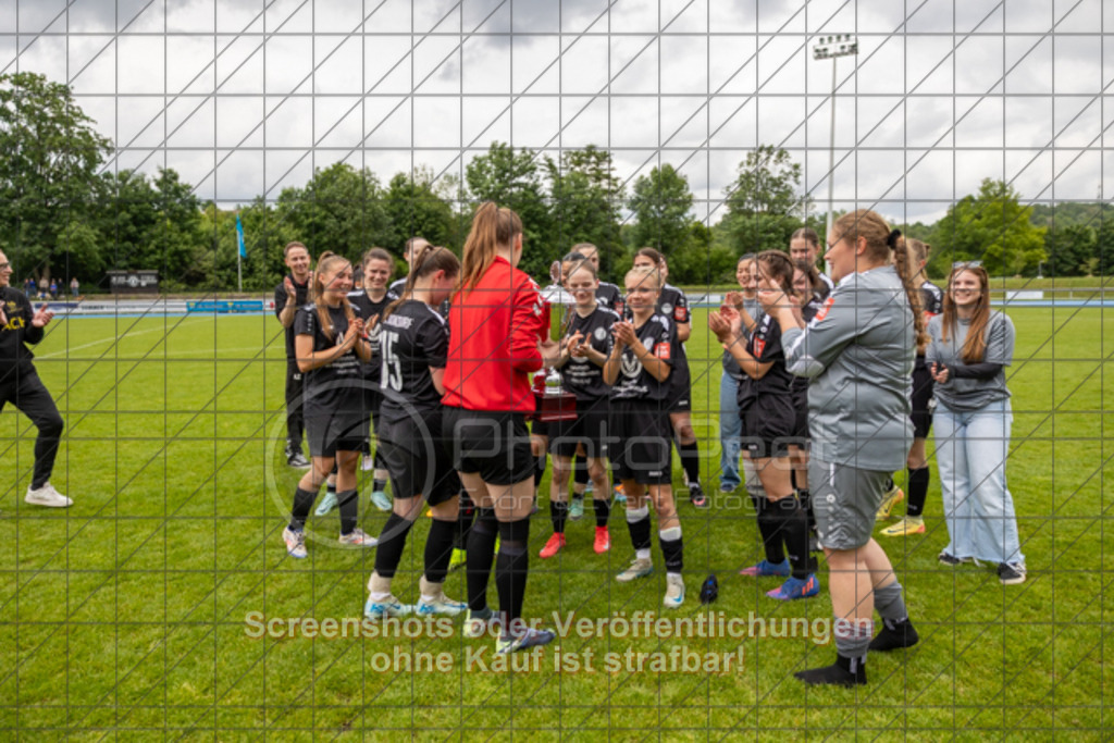 20250529_150428_1592 | #,  SGM Wendlingen-Ötlingen II (blau) vs. 1.FC Donzdorf II (schwarz), Fussball, Frauen-Bezirkspokal Finale Saison 2024/2025, Rasenplatz VfL Stadion Kirchheim, Jesinger Straße 105, 73230 Kirchheim, 29.05.2025 - 13:00 Uhr,Foto: PhotoPeet-Sportfotografie/Peter Harich