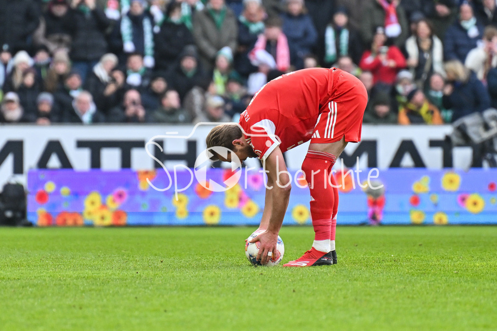 SV Werder Bremen - FC Bayern München | BREMEN, GERMANY - 14. FEBRUARY: Harry KANE (FC Bayern Munich 9) legt sich den Ball zum Elfmeter hin / Einzelfoto / Freisteller während dem Bundesligamatch zwischen dem SV Werder Bremen und dem FC Bayern München am 22. Spieltag im Weserstadion / DFL REGULATIONS PROHIBIT ANY USE OF PHOTOGRAPHS AS IMAGE SEQUENCES AND/OR QUASI-VIDEO