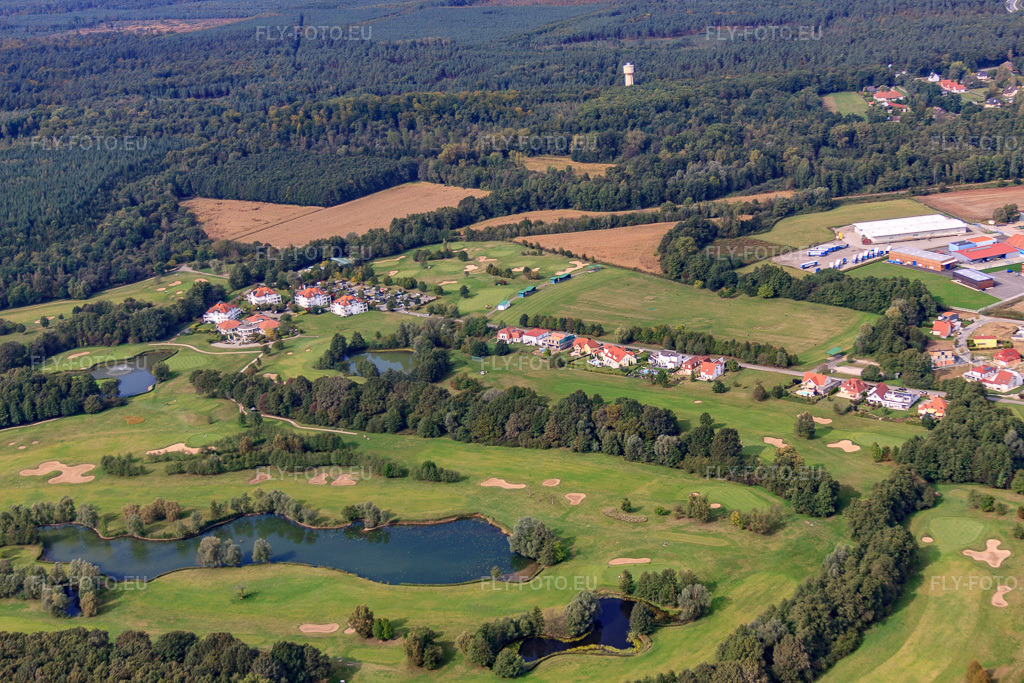 Vue aérienne: Greens et étangs du club de golf de Baden-Baden Soufflenheim à Soufflenheim dans le département Bas Rhin, France – .Photo: IMG_53493.jpg prise le 30/09/2012 par Werner Riehm/FLY-FOTO.eu – Résolution de l'original: 4752 x 3168 px