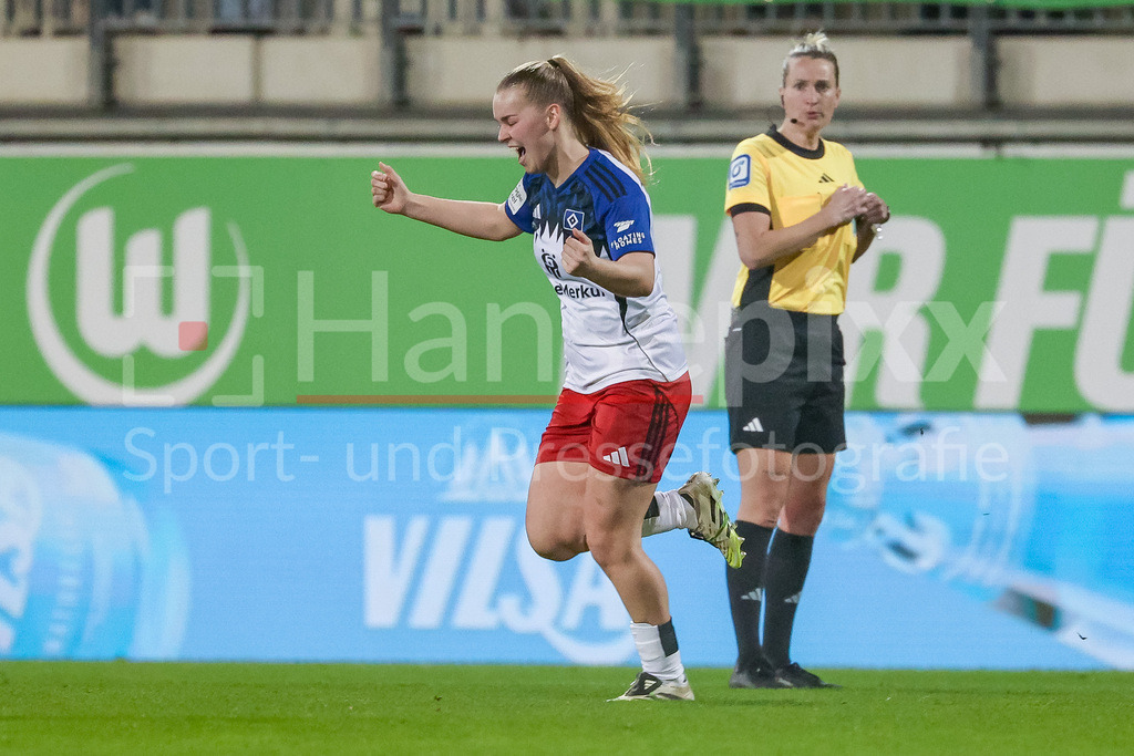 Fussball, Google Pixel Frauen-Bundesliga, VfL Wolfsburg - Hamburger SV | Torschützin Svea Stoldt (Hamburger SV, 8) mit Torjubel, Jubel, jubeln, jubelt, optimistisch, Spielszene, Highlight, Freude über das Tor zum 0:1, DIE DFB-RICHTLINIEN UNTERSAGEN JEGLICHE NUTZUNG VON FOTOS ALS SEQUENZBILDER UND/ODER VIDEOÄHNLICHE FOTOSTRECKEN. DFB REGULATIONS PROHIBIT ANY USE OF PHOTOGRAPHS AS IMAGE SEQUENCES AND/OR QUASI-VIDEO.
