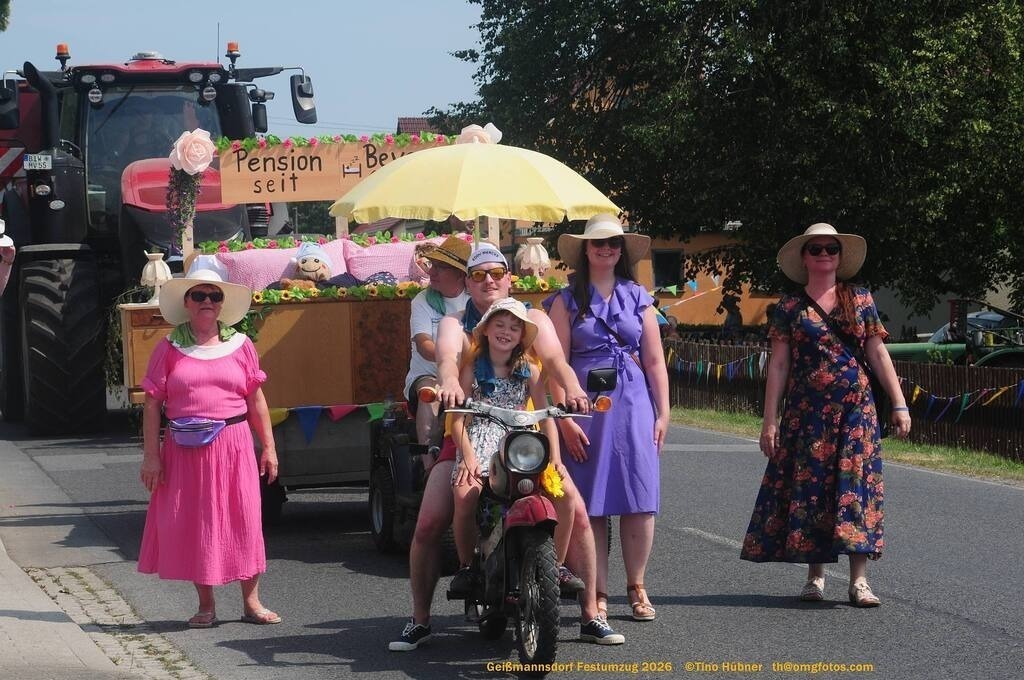 Geißmannsdorf-2026-Festumzug-179 | Festumzug in Geißmannsdorf bei Bischofswerda im Juni 2026. Fotografische Eindrücke und Momentaufnahmen vom Festumzug anläßlich des 800-jährigen Bestehens von Geißmannsdorf - mit Teilnehmern und Gästen, Strohpuppen und geschmückten Vorgärten und Grundstücken - Realisiert mit Pictrs.com