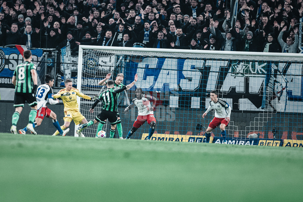 Fußball | Männer | Saison 2023/2024 | 2. Fußball-Bundesliga | 21. Spieltag | Hamburger SV vs. Hannover 96 | 09.02.2024 | Louis Schaub (#11, Hannover 96) schießt auf das HSV Tor und trifft