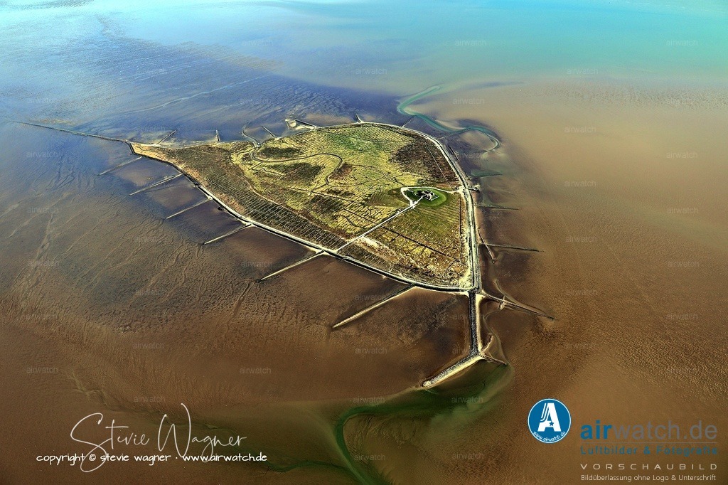 Geschichte der Hallig Südfall im Detail - Luftbild | Ursprung und die Groten Mandränken - Vor der 1. Groten Mandränke (2.  Marcellusflut) am 16. Januar 1362 gehörte das Gebiet der heutigen Hallig zur Edomsharde auf der großen Insel Alt-Nordstrand (auch „Insel Strand" genannt). Die Flut, die zwischen 10.000 und 100.000 Menschen das Leben kostete, spaltete Südfall als erste Hallig von Alt-Nordstrand ab.  Gleichzeitig wurden die Halligen Nübell (Nubel) und Nielandt geschaffen. Die Hallig erhielt ihren Namen wegen ihrer südlichen Lage zu den übrigen Halligen.