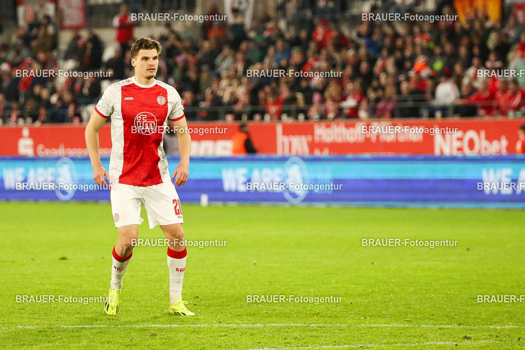 Rot-Weiss Essen - 1.Fc Schweinfurt | Essen, Deutschland, 02.11.2025 Marek Jansen  (Rot-Weiss Essen) schaut während des 3.Liga Spiels zwischen  Rot-Weiss Essen und 1.Fc Schweinfurt am 02.11.2025 im Stadion an der Hafenstraße in Essen. (Foto von Timo Bluhmki-Schmidt/Brauer Fotoagentur