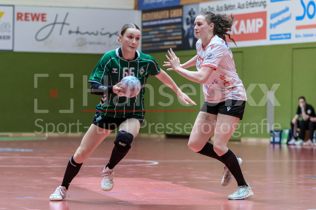 Handball, 2. Bundesliga Frauen, SV Werder Bremen - HSV Solingen-Gräfrath 76 | v.li.: Luise Albert (SV Werder Bremen, 66) und Vanessa Brandt (HSV Solingen-Gräfrath 76, 77) im Zweikampf, Duell, Spielszene, Aktion, Action