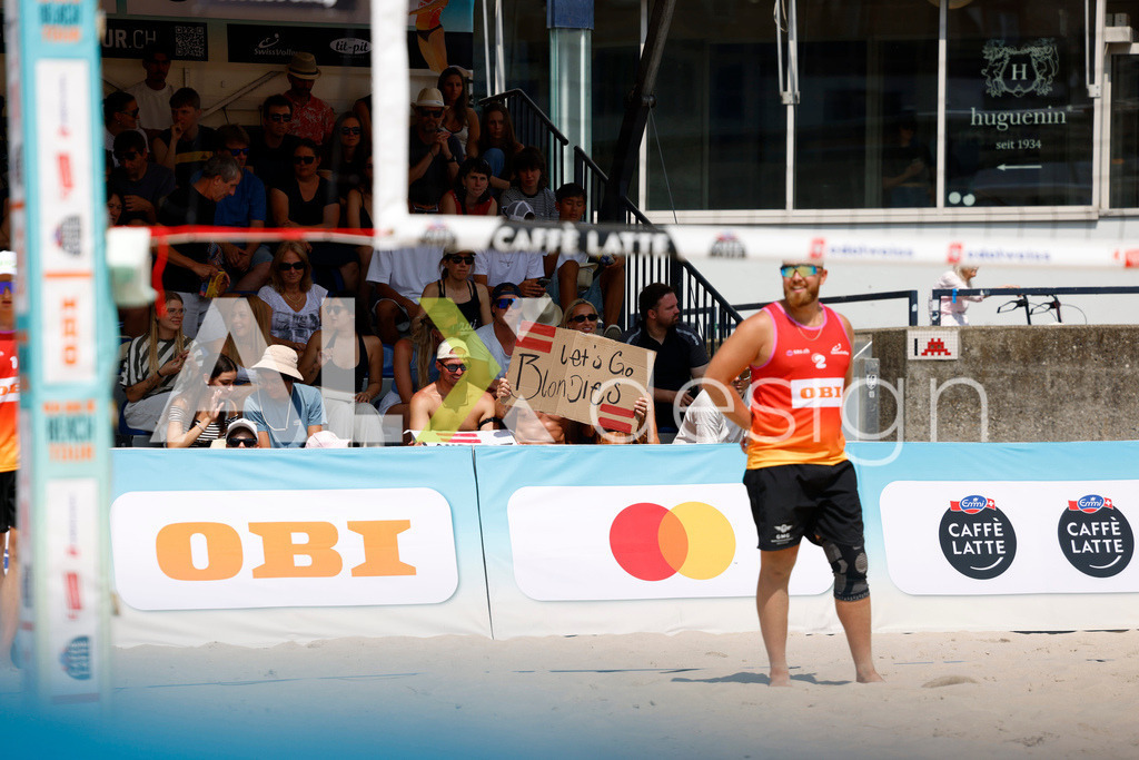 Obi BeachTour 2026 - Basel | BASEL, SWITZERLAND - JULY 19: Fans of LAURENZ LEITNER (AUT) and MORITZ KINDL (AUT) during the Obi BeachTour 2026 match between HAGENBUCH / HAUSSENER (SUI) and LEITNER / KINDL (AUT) at Barfüsserplatz on July 19, 2026 in Basel, Switzerland. - Realisiert mit Pictrs.com