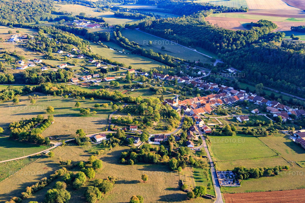 Vue aérienne: Vue de la ville depuis le nord à Rebeuville dans le département Vosges, France – .Photo: IMG_118286.jpg prise le 15/09/2019 par Werner Riehm/FLY-FOTO.eu – Résolution de l'original: 5472 x 3648 px