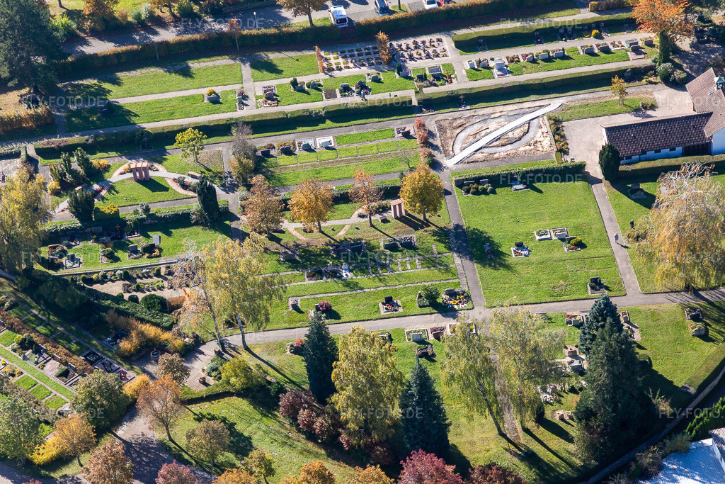 Luftbild: Friedhof Langensteinbach im Ortsteil Langensteinbach in Karlsbad im Bundesland Baden-Württemberg in Deutschland. Foto: IMG_129943.jpg vom 24.10.2021 durch Werner Riehm/FLY-FOTO.de