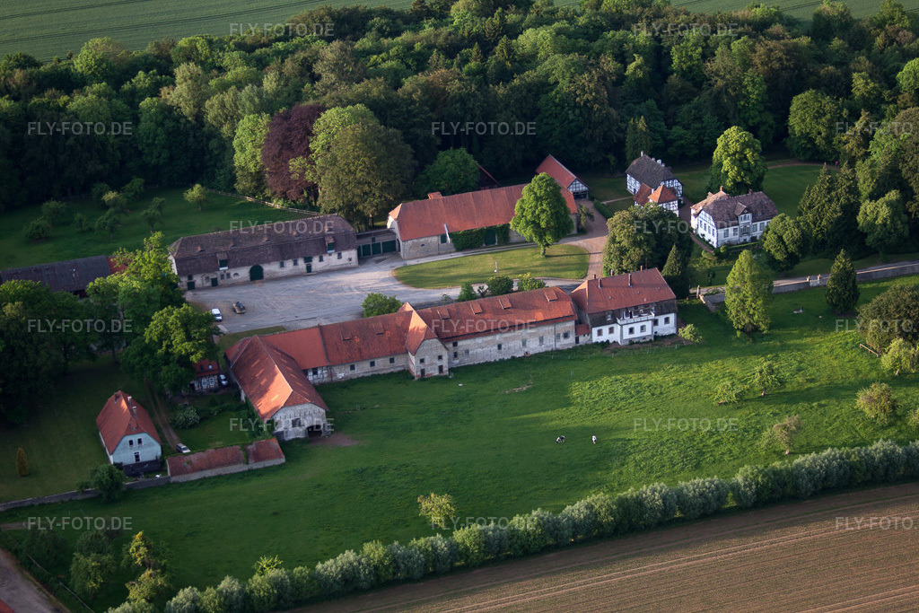 Luftbild: Gehöft eines Bauernhofes am Rand von bestellten Feldern im Ortsteil Abbenburg im Ortsteil Bökendorf in Brakel im Bundesland Nordrhein-Westfalen in Deutschland. Foto: IMG_65481.jpg vom 24.05.2014 durch Werner Riehm/FLY-FOTO.de