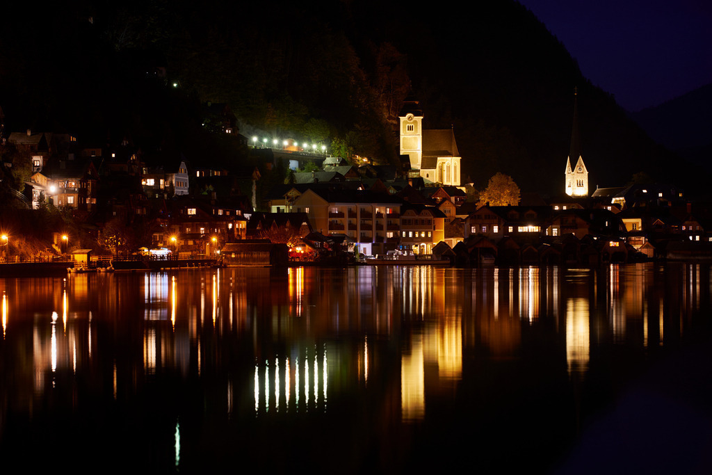 Blick auf Hallstatt bei Nacht mit See | Hallstatt, Austria - October 16, 2018: Blick auf Hallstatt bei Nacht mit See. - Realisiert mit Pictrs.com