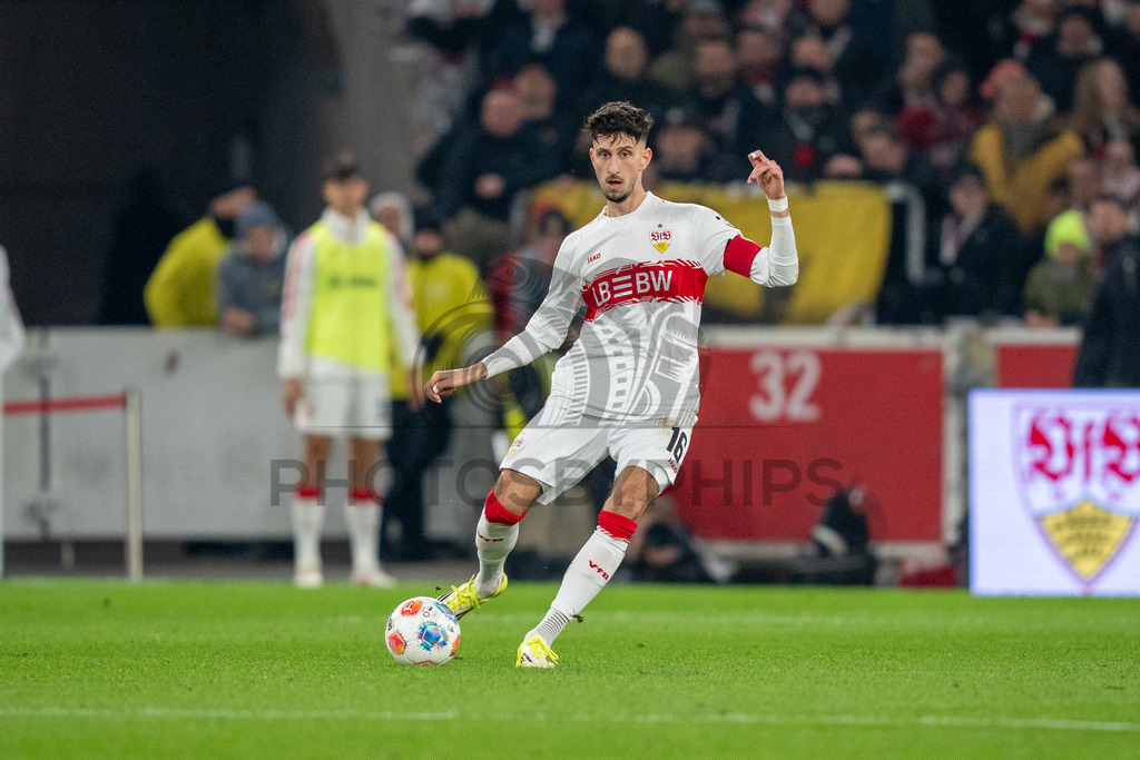 VfB Stuttgart vs. RB Leipzig, Fussball, 1. Bundesliga, 26. Spieltag, 15.03.2026 | Atakan Karazor (VfB Stuttgart, #16),VfB Stuttgart vs. RB Leipzig, Fussball, 1. Bundesliga, 26. Spieltag, 15.03.2026Foto: photosbyphips/Philip Ziegler