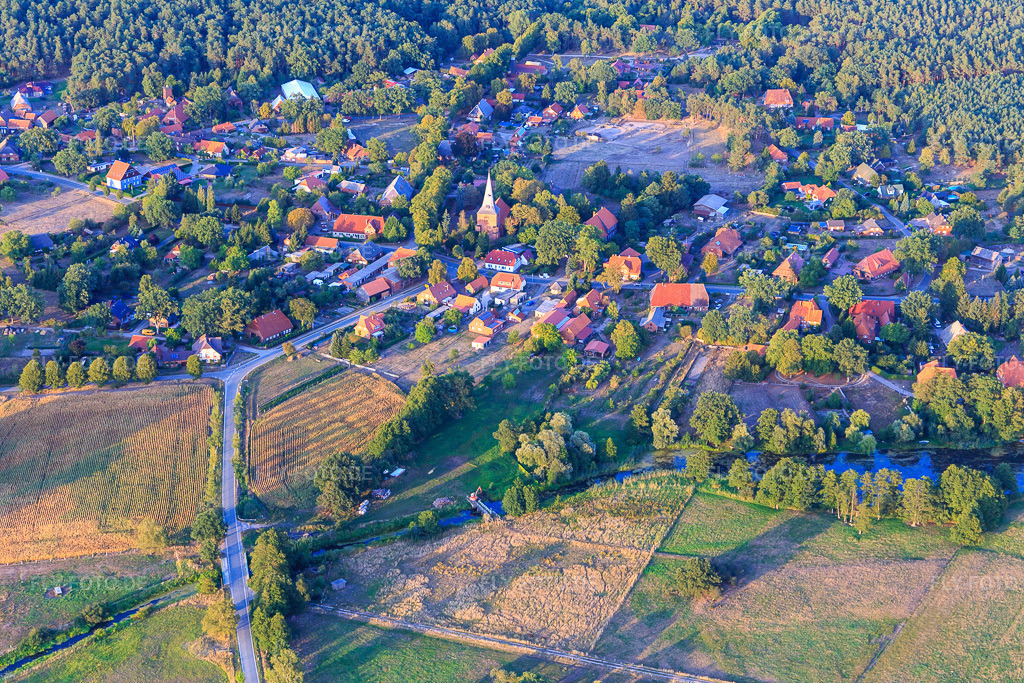Luftbild: St. Marien Kirche im Ortsteil Stapel in Amt Neuhaus im Bundesland Niedersachsen in Deutschland. Foto: IMG_110540.jpg vom 21.08.2018 durch Werner Riehm/FLY-FOTO.de