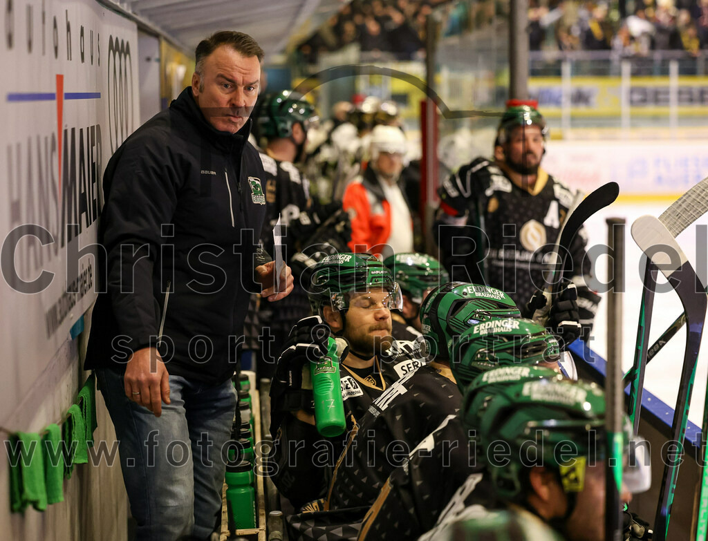 2024-02-16_081_TSV_Erding_gegen_ERSC_Amberg | Erding, Deutschland, 16.02.2024:
Eishockey, Bayernliga Playoffs 2023 / 2024, 1. Spieltag, TSV Erding gegen ERSC Amberg, Endergebnis: 1:2

Teamchef Thomas Daffner (Erding Gladiators), Elias Maier (Erding Gladiators, #15)

Foto: Christian Riedel / fotografie-riedel.net