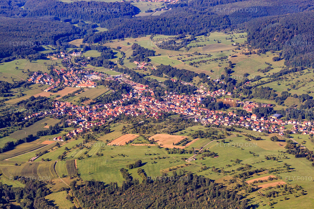 Aerial view: View of the town from the northeast in Lembach in the state Bas-Rhin, France. – Photo: IMG_31088.jpg taken on 08/07/2010 by Werner Riehm/FLY-FOTO.com – Resolution of the original: 4752 x 3168 px