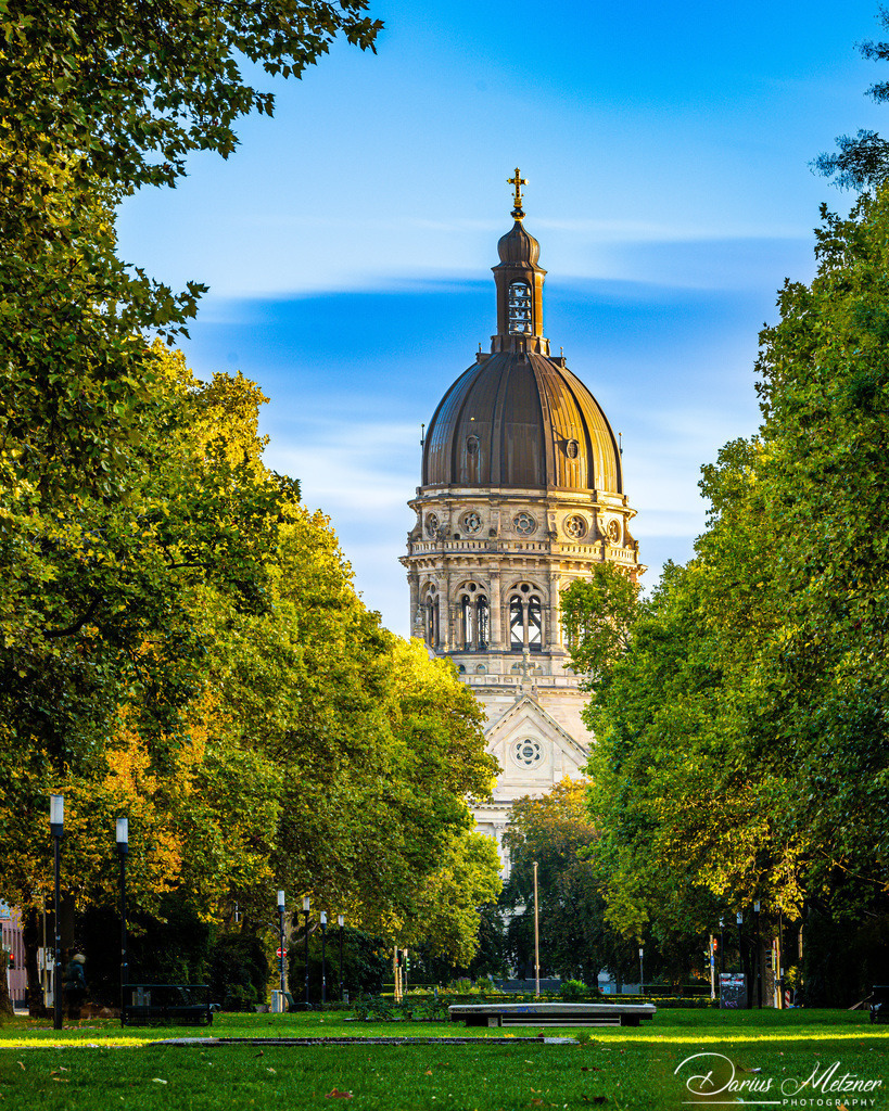 Die evangelische Christuskirche | Die evangelische Christuskirche im Herbst