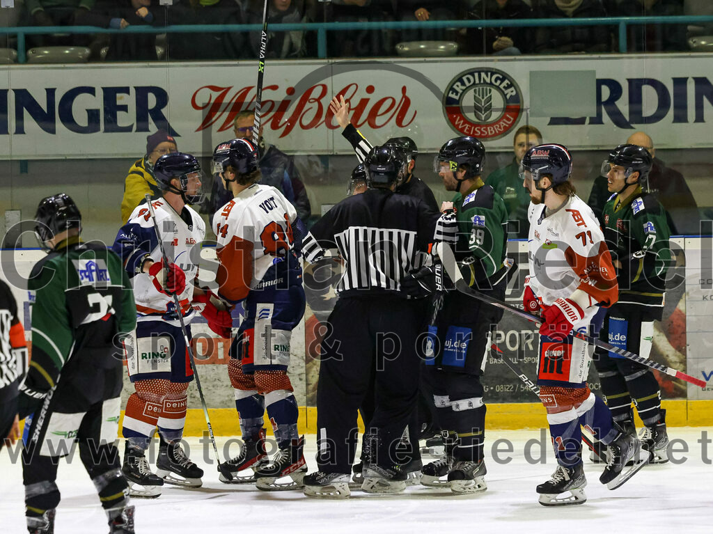 2023-03-07_051_TSV_Erding_gegen_ESC_Kempten | Erding, Deutschland, 07.03.2023:
Eishockey, Bayernliga Playoffs 2022 / 2023, Viertelfinale, TSV Erding gegen ESC Kempten, Endergebnis: 9:3

Linus Voit (ESC Kempten, #84), Thomas Plihal (Erding Gladiators, #39), Anton Zimmer (ESC Kempten, #71), Mark Waldhausen (Erding Gladiators, #27)

Foto: Christian Riedel / fotografie-riedel.net