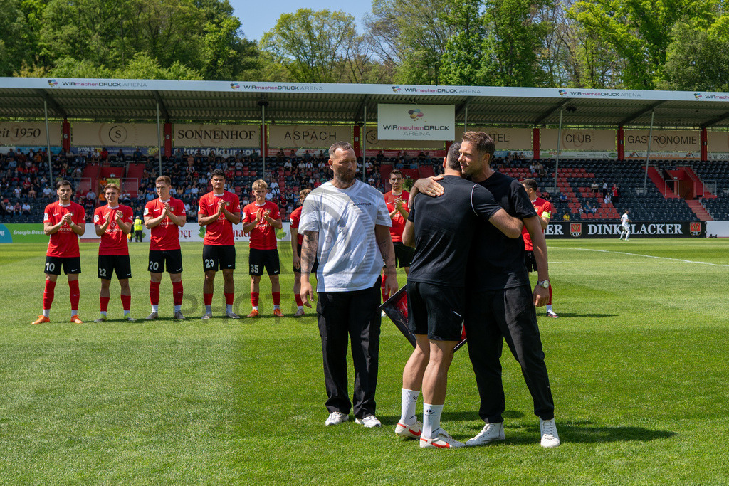 SG Sonnenhof Großaspach vs. SG Barockstadt Fulda-Lehnerz, Fussball, Regionalliga Suedwest, 33. Spieltag, 09.05.2026 | Michael Kleinschrodt (SG Sonnenhof Großaspach, #11) wird von Julian Schieber (sportilicher Leiter SG Sonnenhof Großaspach) und Michael Ferber (Vorstand Sport, SG Sonnenhof Großaspach), verabschiedet,SG Sonnenhof Großaspach vs. SG Barockstadt Fulda-Lehnerz, Fussball, Regionalliga Suedwest, 33. Spieltag, 09.05.2026