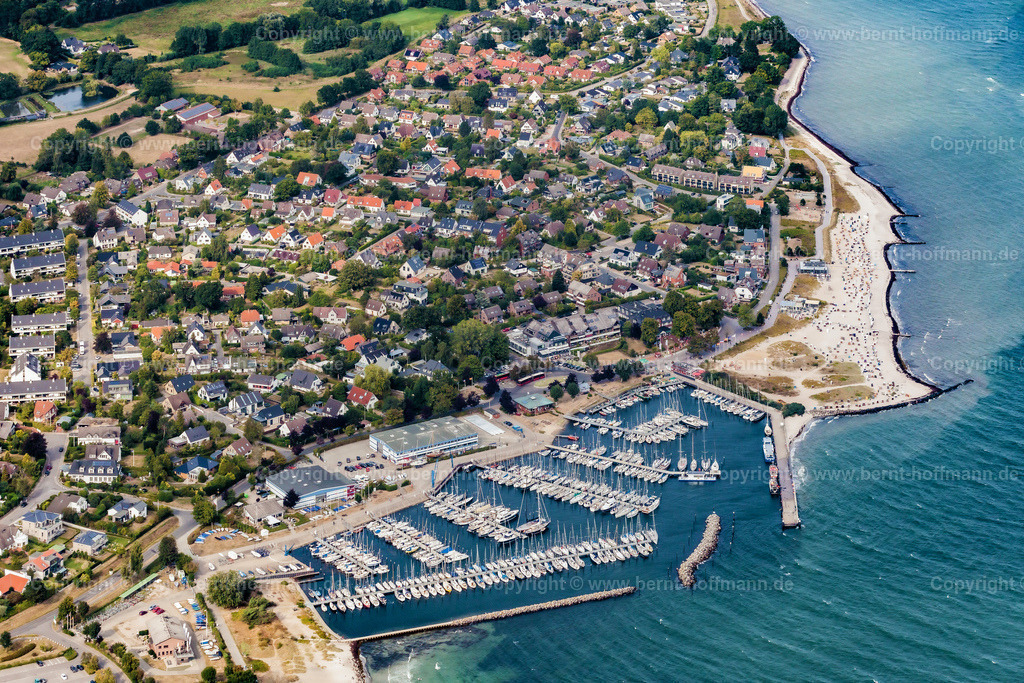 PLB_5247m_Strande_max150x100 | Luftbild, Strande mit dem Yachthafen des Kieler-Yacht-Club ( KYC ) und Badestrand an der Kieler Außenförde - Realisiert mit Pictrs.com