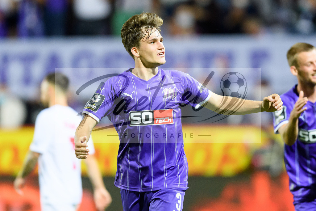 OSNVKO20210906_45 | Fussball, Herren: Florian Kleinhansl (VfL Osnabrueck) Torjubel, jubelt nach seinem Treffer zum 3:0 beim Spiel der 3. Liga zwischen VfL Osnabrueck und FC Viktoria Koeln im Stadion an der Bremer Bruecke am 06.09.2021 in Osnabrueck, Deutschland.DFB / DFL REGULATIONS PROHIBIT ANY USE OF PHOTOGRAPHS AS IMAGE SEQUENCES AND/OR QUASI-VIDEO. - Realisiert mit Pictrs.com