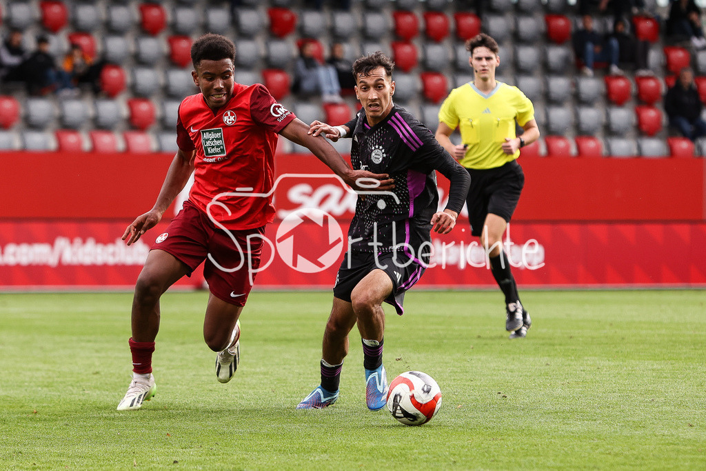 FC Bayern Muenchen U19 - 1. FC Kaiserslautern U19 | David SCHRAMM (FCK #13) im Duell mit udaser SADAT (FCB #16) / Zweikampf