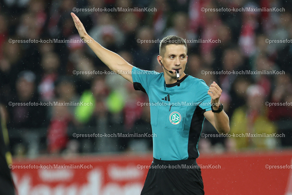 RWE3Liga25092402088 | 25.09.2024, Essen, Fußball,  Rot-Weiss Essen – Borussia Dortmund II (U23), bwin 3. Liga Herren, Stadion an der Hafenstraße, 7. Spieltag Saison 2024 2025: Schiedsrichter Felix Bickel gestikulierend DFB regulations prohibit any use of photographs as image sequences and or quasi-video.