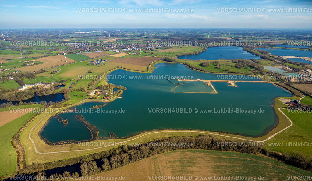 Rees240312745 | Luftbild, Seenplatte mit Wiesen und Feldern und blauem Himmel mit Wolken, See Bergswick, Rees, Nordrhein-Westfalen, Deutschland