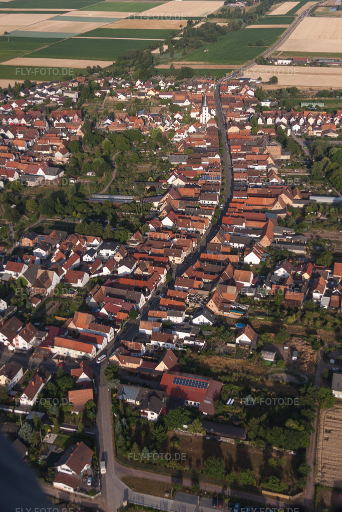 Luftbild: Verlauf der Straßenführung der Hauptstraße in Ottersheim bei Landau im Bundesland Rheinland-Pfalz in Deutschland. Foto: IMG_69677.jpg vom 04.07.2014 durch Werner Riehm/FLY-FOTO.de