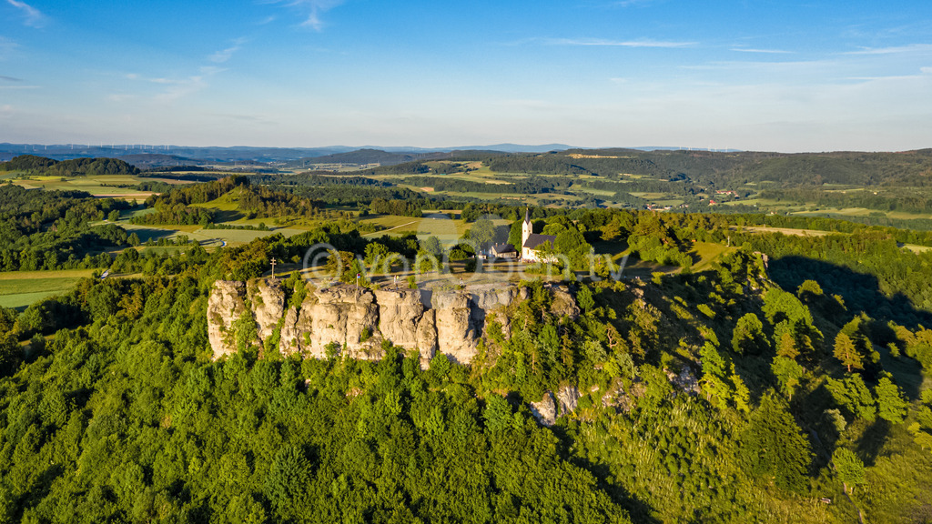 Der Staffelberg im Sommer | Luftbilder, Drohnenbilder, Oberfranken, Bayern, Kronach, Lichtenfels, Kulmbach, Thüringen, Frankenwald, Thüringerwald - Realisiert mit Pictrs.com