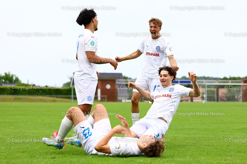 NH_JFVLübeckU19_HolsteinKielU19_SHFVLandespokal_29052025 | #23 Kian Tack (Holstein Kiel U19) bejubelt zusammen mit seinen Teamkollegen seinen Treffer zum 1:3.Fußball I Junioren I SHFV-Landespokal (A-Junioren) I Saison 2024-2025 I Finale I JFV Lübeck U19 - Holstein Kiel U19 I 29.05.2025 I Uwe-Seeler-Fußball-Park