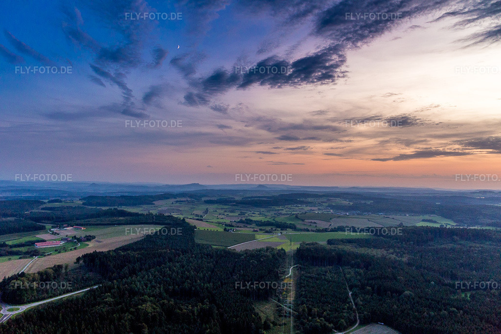 Luftbild: Vulkan-Landschaft des Hegau bei Sonnenuntergang in Engen im Bundesland Baden-Württemberg in Deutschland. Foto: IMG_102976.jpg vom 26.08.2017 durch Werner Riehm/FLY-FOTO.de