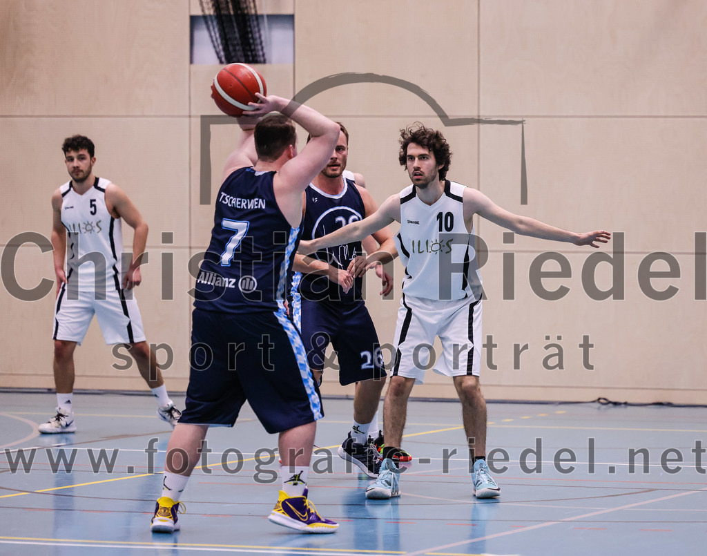 2022-04-03_096_TSV_Vaterstetten_gegen_SV_Weissblau-Allianz_Muenchen | Vaterstetten, Deutschland, 03.04.2022:
Basketball, Bezirksoberliga Herren 2021 / 2022, 14. Spieltag, TSV Vaterstetten gegen SV Weißblau-Allianz München, Endergebnis: 86:54

Jonathan Andre (TSV Vaterstetten, #5), Maximilian Tscherwen (SV Weißblau-Allianz München, #7), Rene Pferner (SV Weißblau-Allianz München, #26), Luca Maurice Kohll (TSV Vaterstetten, #10)

Foto: Christian Riedel / fotografie-riedel.net