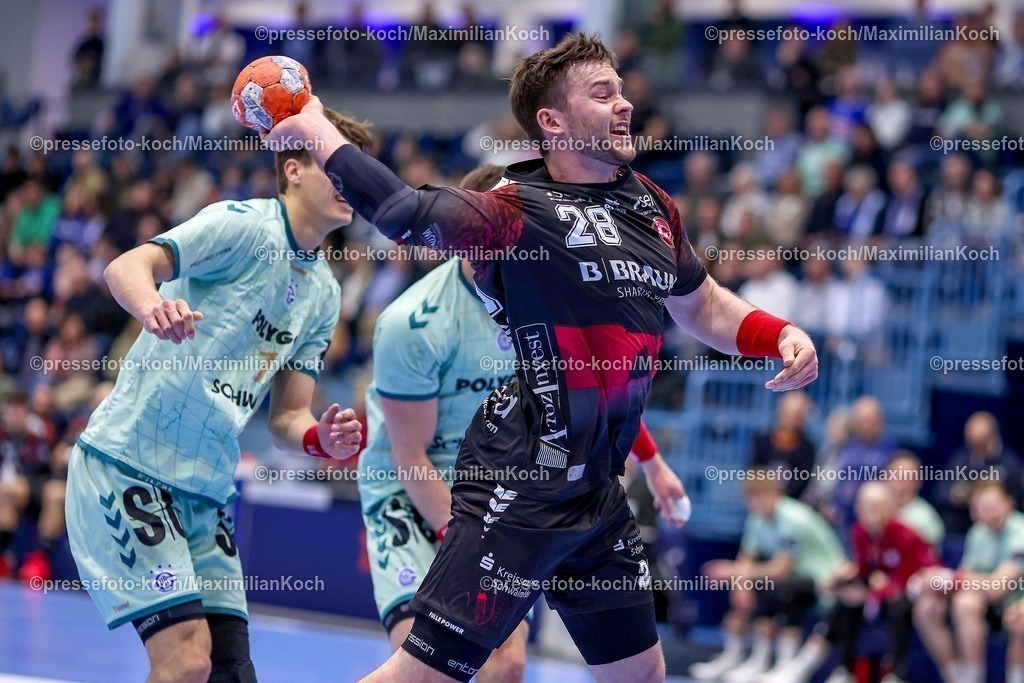 Gum25032501008 | 25.03.2025, Handball, European League - Play-Offs, VfL Gummersbach - MT Melsungen, Schwalbe-Arena: Jonathan Svensson (MT Melsungen #28) wirft den Ball auf das Tor