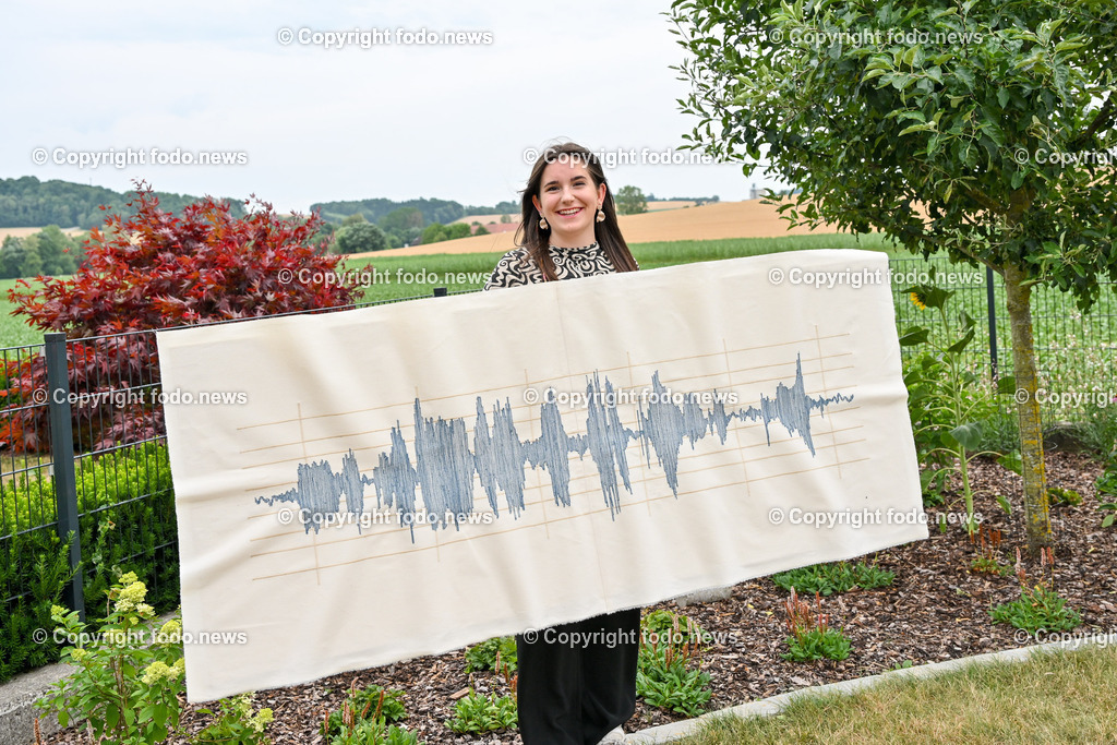 Sonja Hoeglinger_ Kuenstlerin_ 10.07.2023-1 | 10.07.2023, St.Valentin, AUT, Sonja Hoeglinger, im Bild Sonja Hoeglinger (Kuenstlerin) mit ihrem ausgezeichneten Kunstwerk