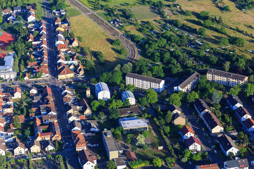 Luftbild: Oberfeldstr im Ortsteil Neureut in Karlsruhe im Bundesland Baden-Württemberg in Deutschland. Foto: IMG_080810.jpg vom 13.06.2015 durch Werner Riehm/FLY-FOTO.de