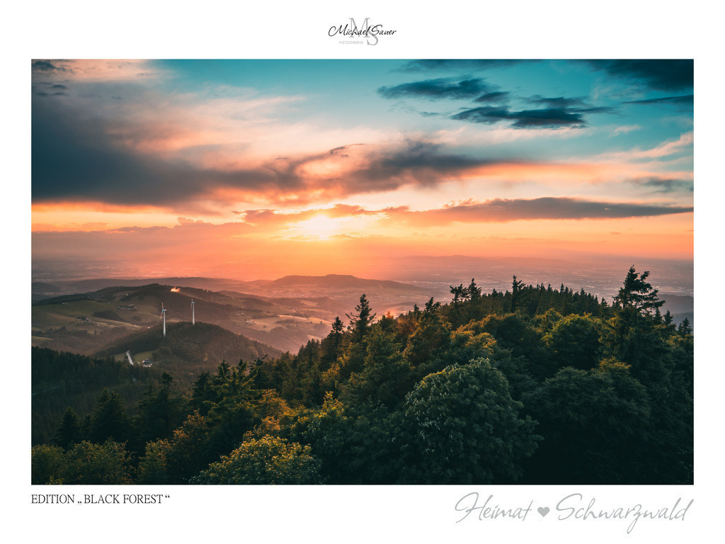 Edition "BLACK FOREST" | Motiv: Blick vom Schauinsland bei Freiburg. Die beliebtesten Fotografien aus dem Schwarzwald als signierte Sonderedition. Eine exklusive Wanddekoration für alle Liebhaber von traumhaften Schwarzwaldlandschaften. Hochwertige Wandbilder in brillanter Druckqualität auf Acrylglas, Alu-Dibond und Leinwand für Ihr Zuhause – inklusive rückseitige Aufhängung.
 - Realisiert mit Pictrs.com