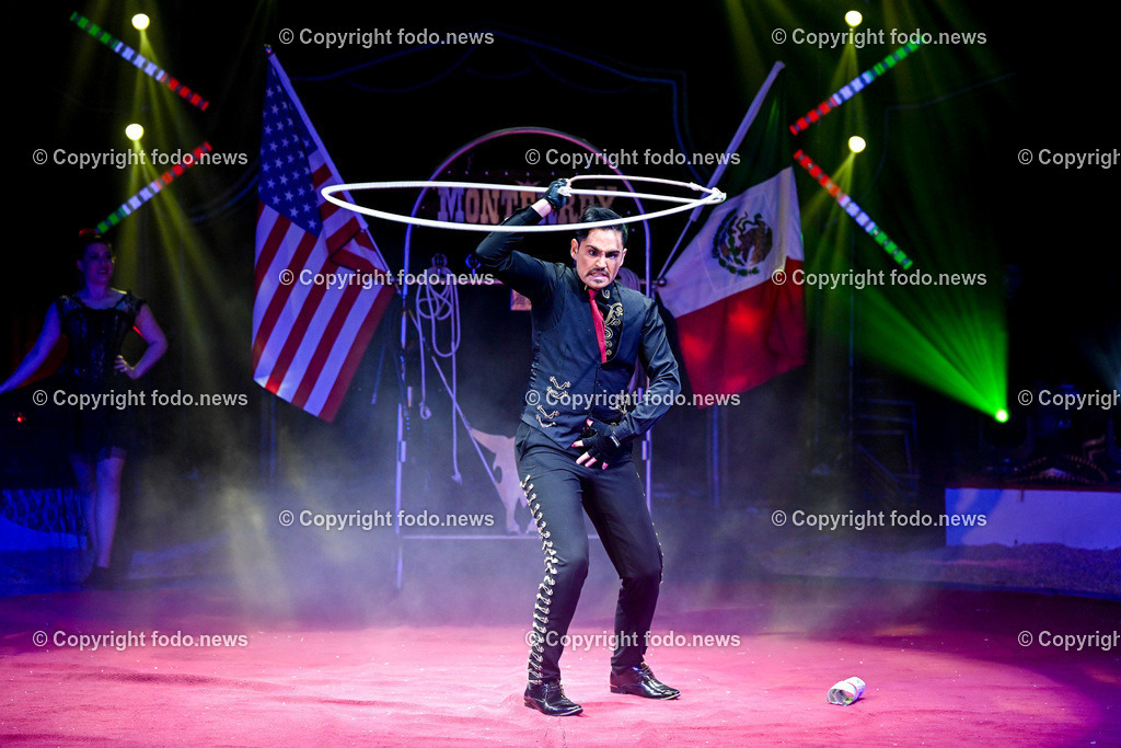 Zirkus Louis Knie_ 17.02.2024-62 | 17.02.2024, Linz, AUT, Circus Louis Knie 2024, im Bild Circus, Zirkus, Zelt, Artisten, Kuenstler, Trapez, Show, Clown, Zuschauer, Hunde, Ponys, Licht, Musik, Akrobaten, Akrobatik, Luftakrobatik