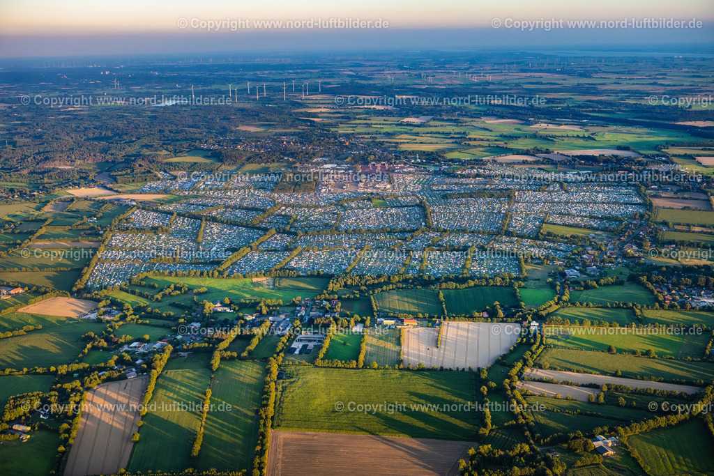 Wacken_Musik_Festival_ELS_6187060822 | WACKEN 06.08.2022 Besucher des Wacken Musik- Festivals auf dem Veranstaltungs- Konzertgelände an der Norderstraße in Wacken im Bundesland Schleswig-Holstein, Deutschland. Weiterführende Informationen bei: CTS EVENTIM AG & Co. KGaA,  ICS Festival Service GmbH,  SH Promotion GmbH&amp;Co.KG. // Participants in the Wacken music festival on the event concert area on street Norderstrasse in Wacken in the state Schleswig-Holstein, Germany. Further information at: CTS EVENTIM AG & Co. KGaA,  ICS Festival Service GmbH,  SH Promotion GmbH&amp;Co.KG. Foto: Martin Elsen