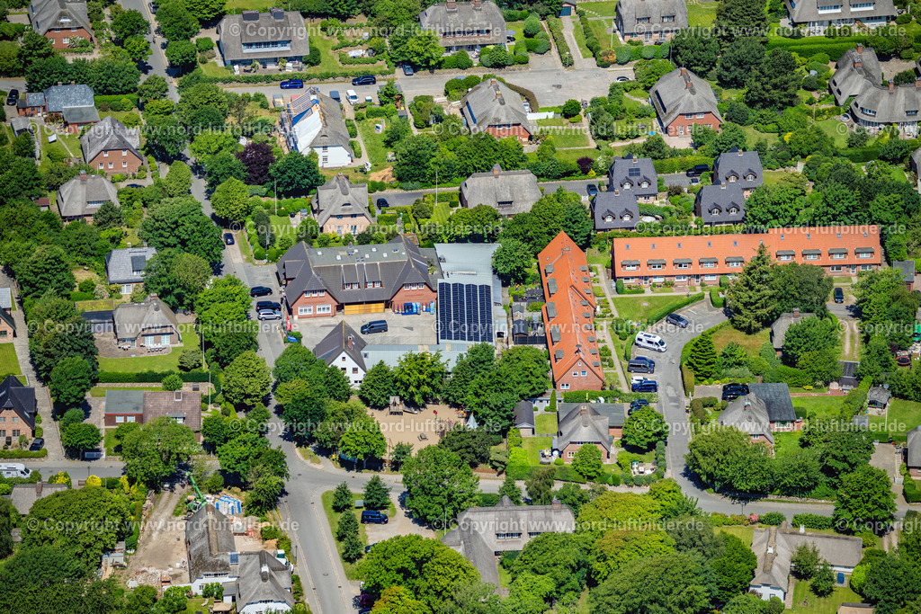 Sylt_Keitum_Verbrauchermarkt_Johannsen_Munkmascher_Chaussee_ELS_0062210625 | SYLT 21.06.2025 Gebäudekomplex des Nahversorgungszentrum " Verbrauchermarkt Johannsen " an der Munkmarscher Chaussee in Keitum auf der Insel Sylt Nordsee - Insel im Bundesland Schleswig-Holstein, Deutschland. // Building complex of the local shopping center " Johannsen Consumer Market " on Munkmarscher Chaussee in Keitum on the island of Sylt, North Sea island in the federal state of Schleswig-Holstein, Germany. Foto: Martin Elsen