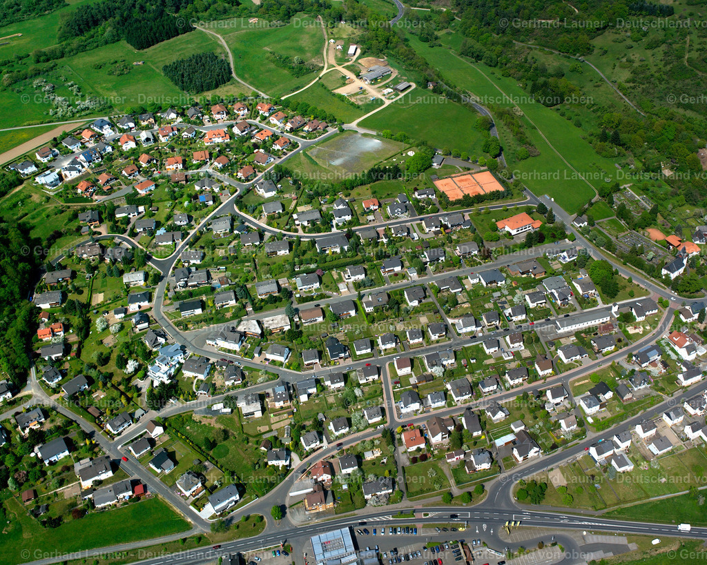 2610356 | OFFENBACH 09.06.2006 Ortsansicht der Straßen und Häuser der Wohngebiete in Offenbach im Bundesland Hessen, Deutschland // Town View of the streets and houses of the residential areas in Offenbach in the state Hesse, Germany Foto: Gerhard Launer
