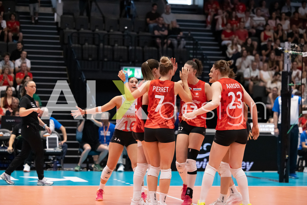 Austria v Switzerland - CEV European League Women | KRIENS, SWITZERLAND - JUNE 14: Team of Switzerland celebrating during the CEV European League match between Austria and Switzerland at Pilatus Arena on June 14, 2026 in Kriens, Switzerland. - Realisiert mit Pictrs.com