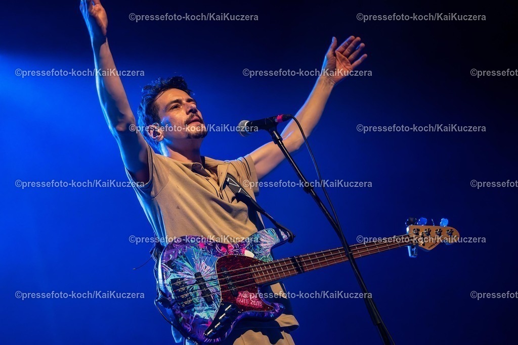 KKU25012501137 | 25.01.2025, xkkux, Düsseldorf, Karnevalsveranstaltung - Die Lachende in der Mitsubishi Electric HALLE. Die Band Cat Ballou performt bei ihrem Auftritt. Im Bild Kevin Wittwer