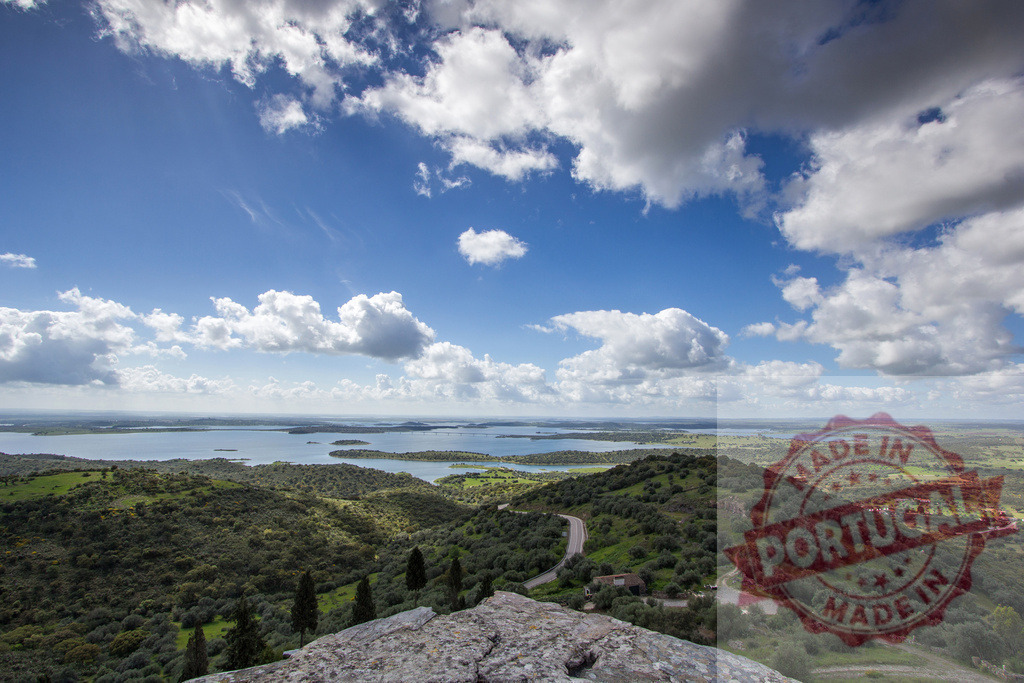 Alqueva Reservoir landscape in Monsaraz, Alentejo, Portugal. Portugal - Norte | Panoramic view seeing Alqueva Reservoir and green hills under a blue sky with clouds - Realisiert mit Pictrs.com