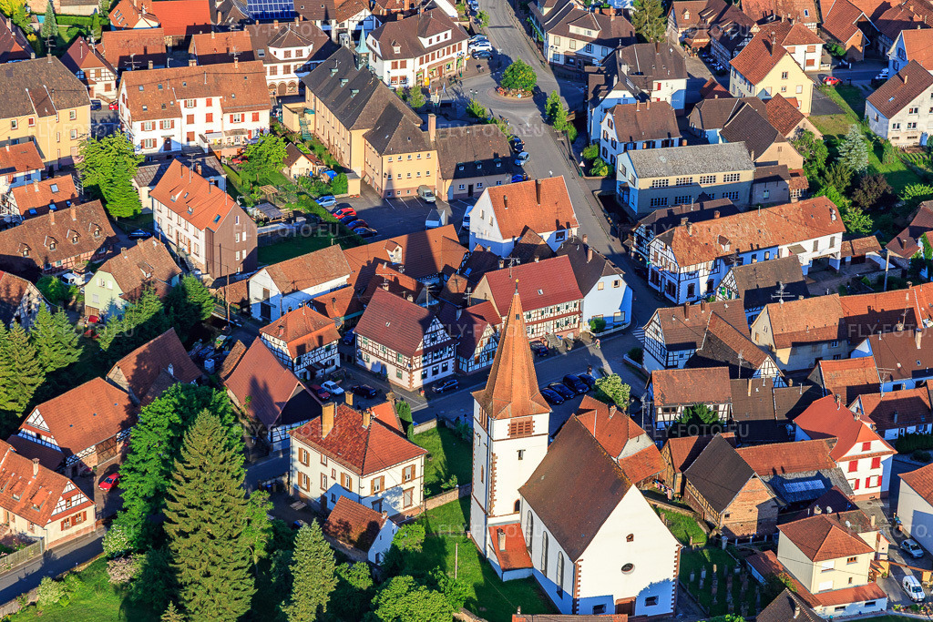 Vue aérienne: Rue du Château avec l'église protestante à Lembach dans le département Bas Rhin, France.Photo: IMG_080270.jpg prise le 05/06/2015 par Werner Riehm/FLY-FOTO.euRésolution de l'original: 5472 x 3648 px