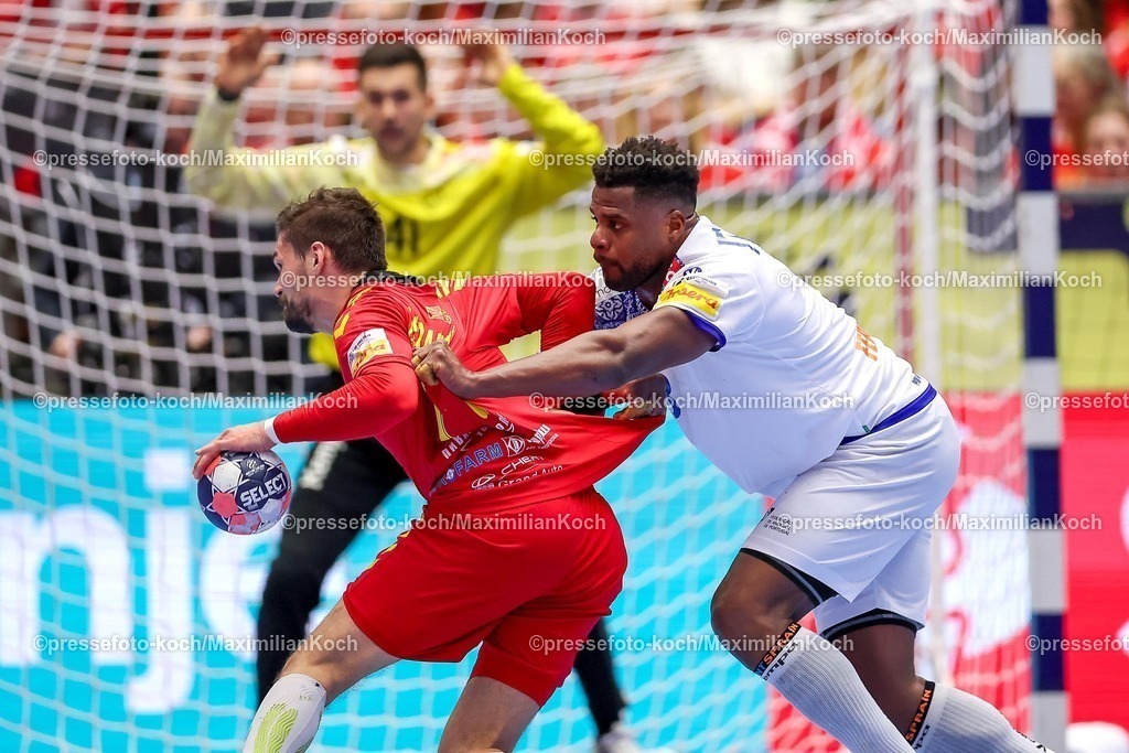 EHF18012601123 | 18.01.2026, Handball, Men's EHF EURO 2026, Portugal - Nordmazedonien, Jyske Bank Boxen in Herning, Dänemark, Preliminary Round:  Martin Serafimov (North Macedonia #77) im Zweikampf gegen   Victor Manuel Iturriza Alvarez (Portugal #08) 