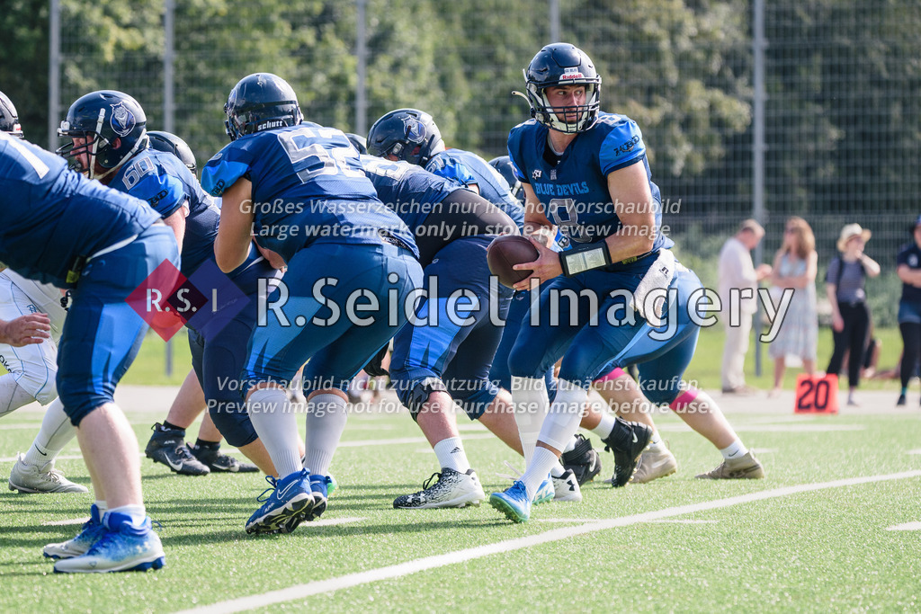 RS-1-130641 | Leif Plagge (#8, Blue Devils, QB) nimmt den Snap entgegen und dreht sich zu seinen FBs/RBs um, während die O-Line die Lücken schließt.