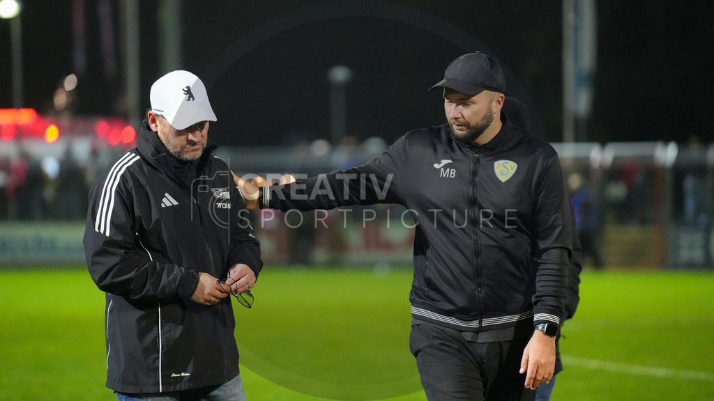 Fußball, Herren, Saison 2025/2026, Testspiel, Freundschaftsspiel, FSV 63 Luckenwalde vs. 1.FC Union Berlin, Mittwoch 08.10.2025, Werner-Seelenbinder-Stadion Luckenwalde, | Fußball, Herren, Saison 2025/2026, Testspiel, Freundschaftsspiel, FSV 63 Luckenwalde vs. 1.FC Union Berlin, Mittwoch 08.10.2025, Werner-Seelenbinder-Stadion Luckenwalde, Im Bild: Handshake nach Spielende. Steffen Baumgart (l. Trainer Union) und Michael Braune (r. Trainer Luckenwalde) - Realisiert mit Pictrs.com